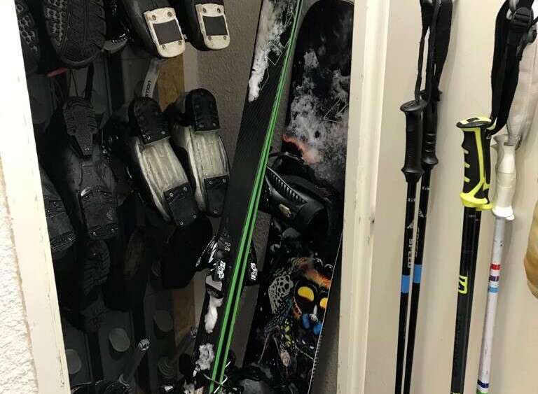 This property boasts a dedicated ski storage area, perfect for winter sports enthusiasts.