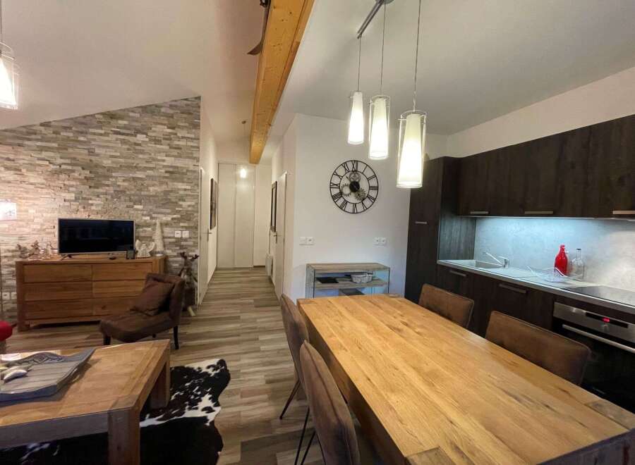 Discover a stunning property featuring a modern kitchen and a spacious dining area, perfect for entertaining.