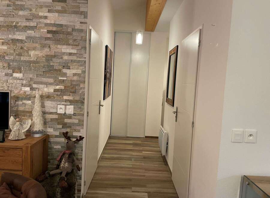 Discover a stylish hallway with a modern design.