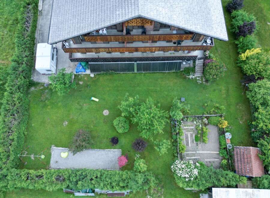 Discover this charming property featuring a spacious house with a beautiful wooden balcony.