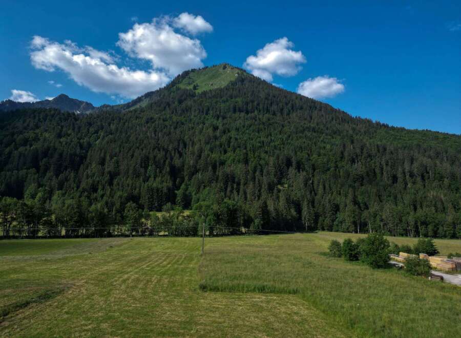 Explore the breathtaking beauty of this mountain landscape.