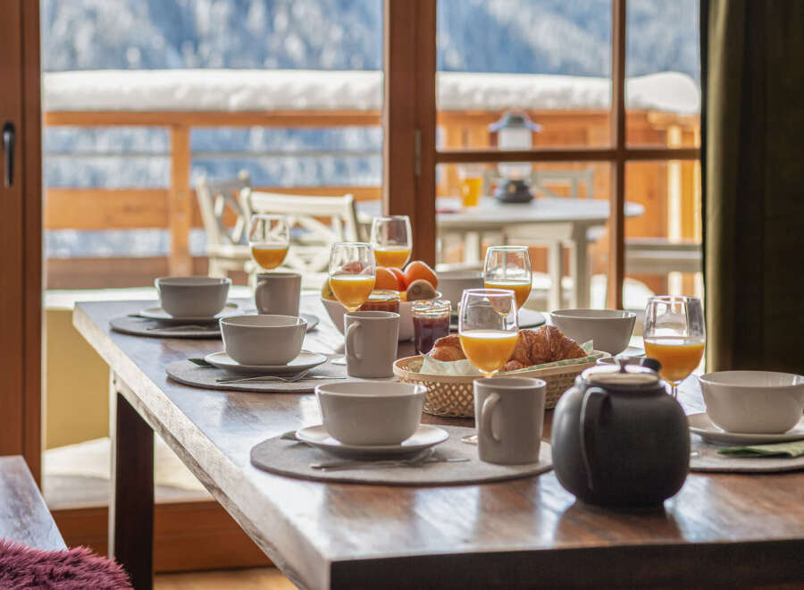 Enjoy a delightful breakfast with a stunning mountain view.