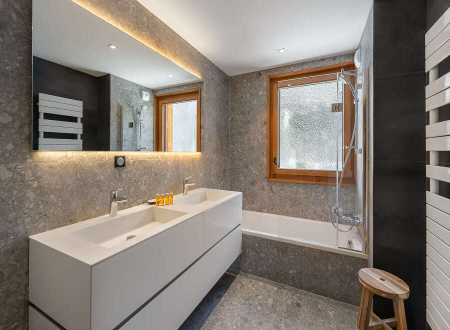 Discover a luxurious bathroom with a modern design.