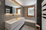 Discover a luxurious bathroom with a modern design.