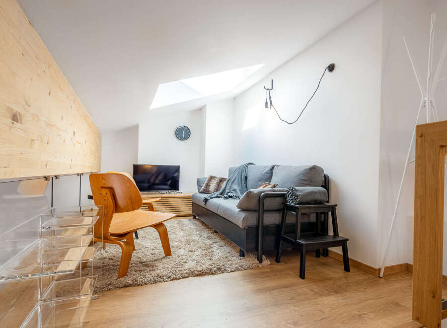 Discover a stylish loft apartment with a modern design.