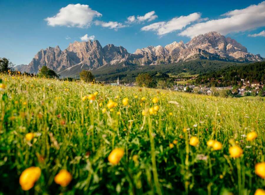 Experience the breathtaking beauty of the mountains in this stunning landscape.