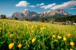 Experience the breathtaking beauty of the mountains in this stunning landscape.