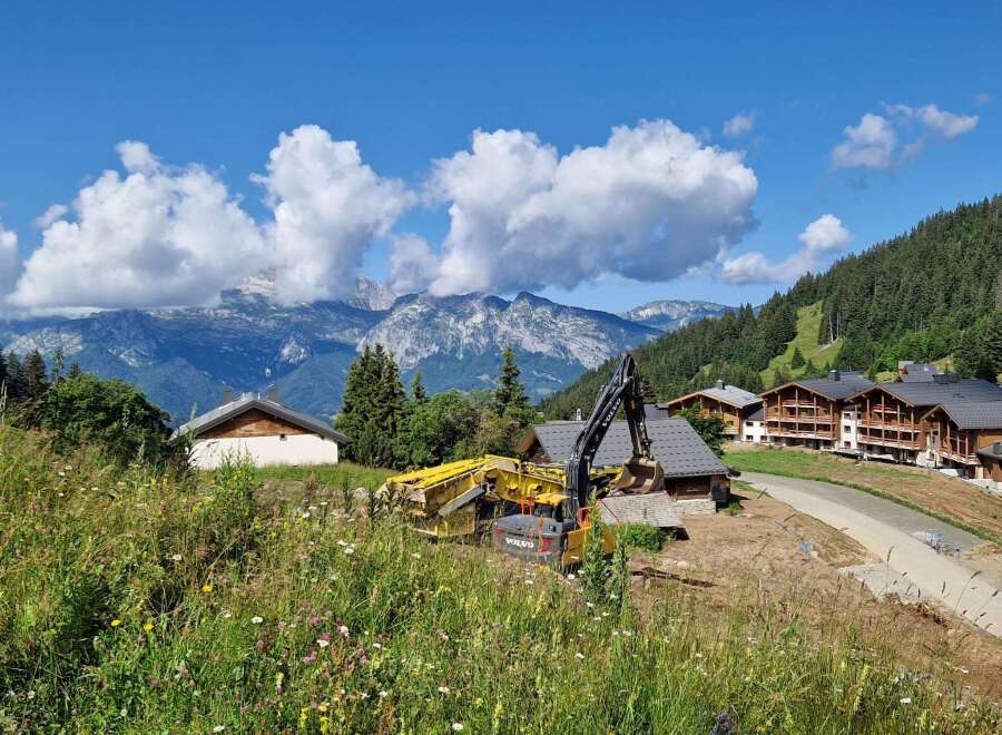 Discover the charm of mountain living in this stunning property, nestled amidst breathtaking alpine scenery.