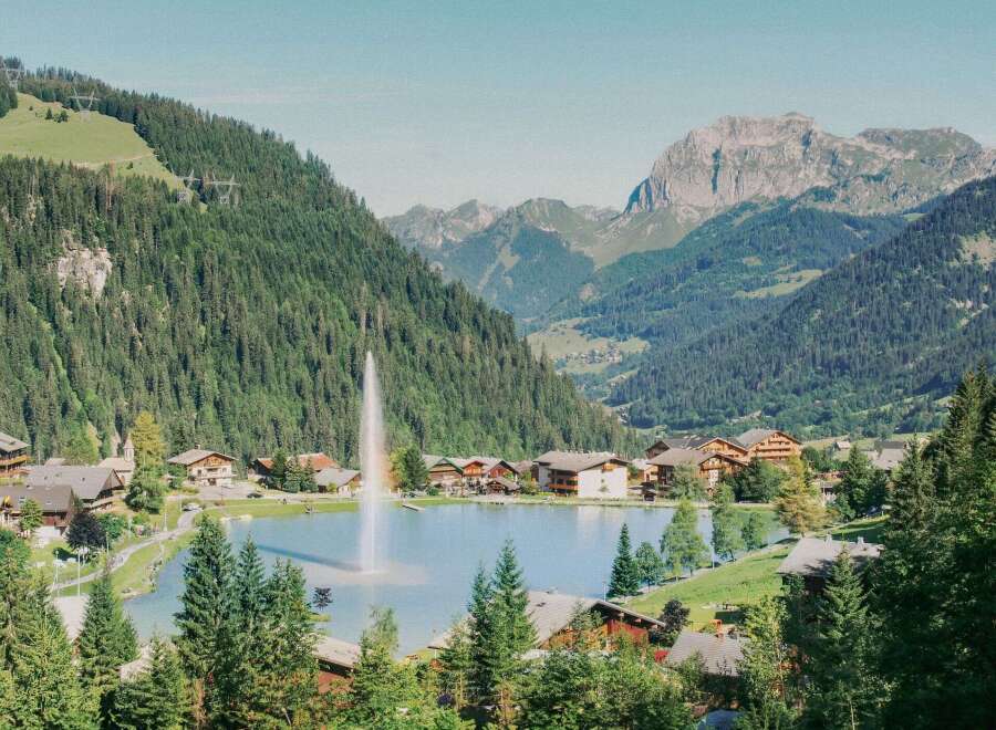 Discover the charm of this picturesque lakeside property, nestled amidst stunning mountain scenery.