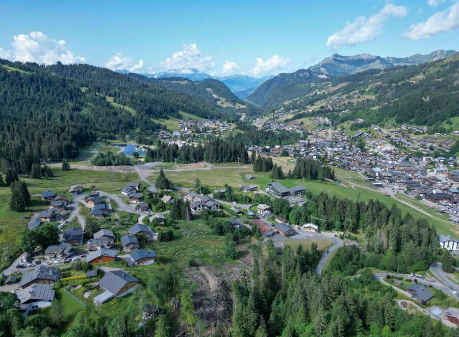 Discover the charm of this stunning mountain village, nestled amidst lush greenery and breathtaking alpine scenery.