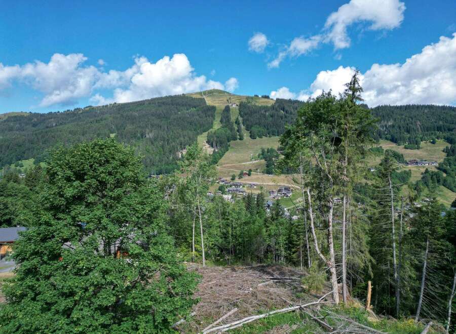 Discover breathtaking mountain views in this stunning property.
