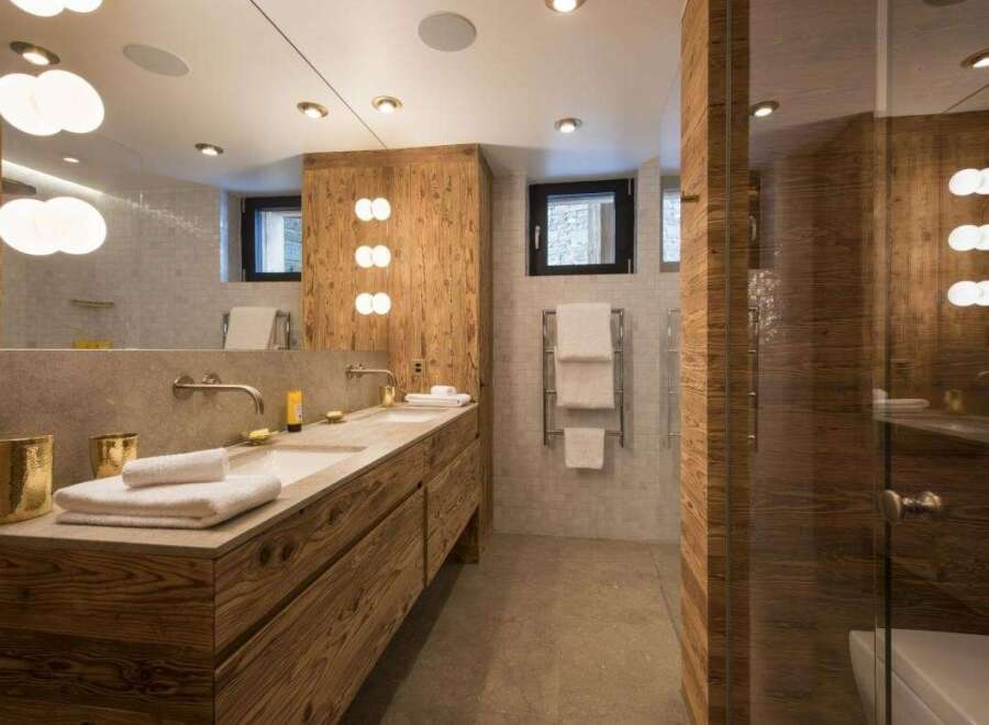 This luxurious bathroom boasts a stunning wooden design, creating a warm and inviting atmosphere.