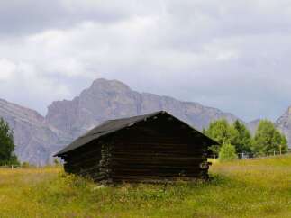 Nestled amidst breathtaking mountain scenery, this charming cabin offers a tranquil escape.