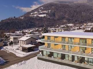 Discover a stunning modern property nestled in a picturesque mountain setting.