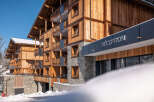 This stunning chalet-style hotel boasts a prime location, offering breathtaking views and easy access to winter activities.