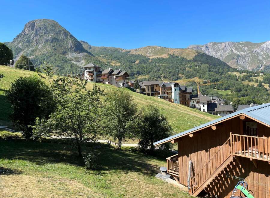 Discover your dream mountain retreat! This charming property boasts stunning views of the surrounding peaks and lush greenery.