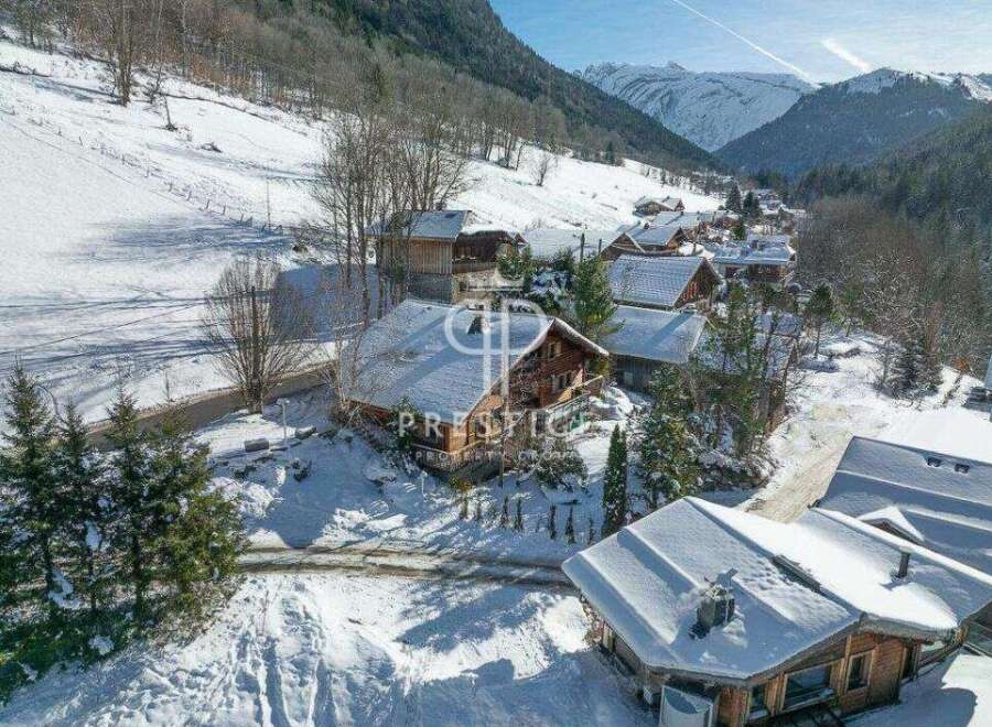 Discover a stunning chalet nestled in a picturesque snowy landscape.