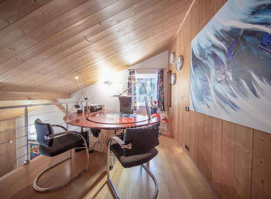 Discover a unique property with a stunning interior design.