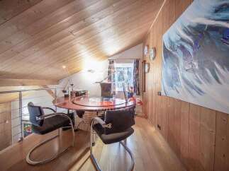 Discover a unique property with a stunning interior design.