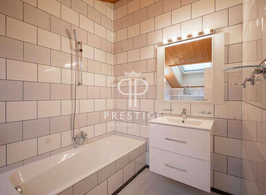 Discover a luxurious bathroom with a modern design.