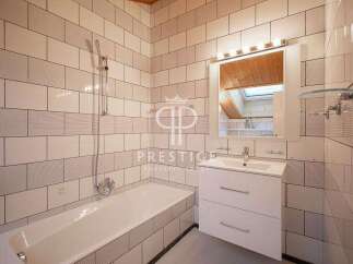 Discover a luxurious bathroom with a modern design.