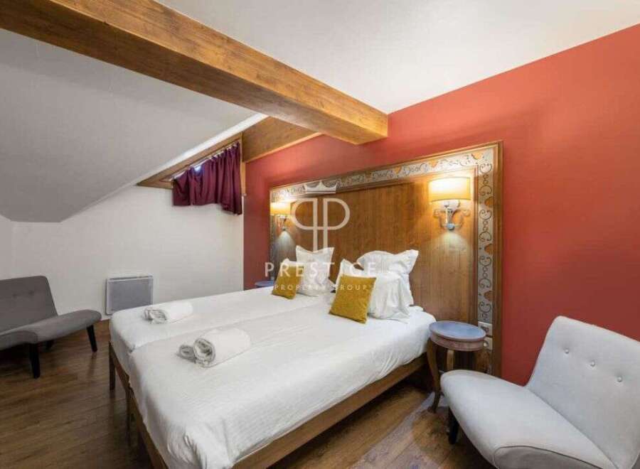 Discover a cozy bedroom with a unique design.