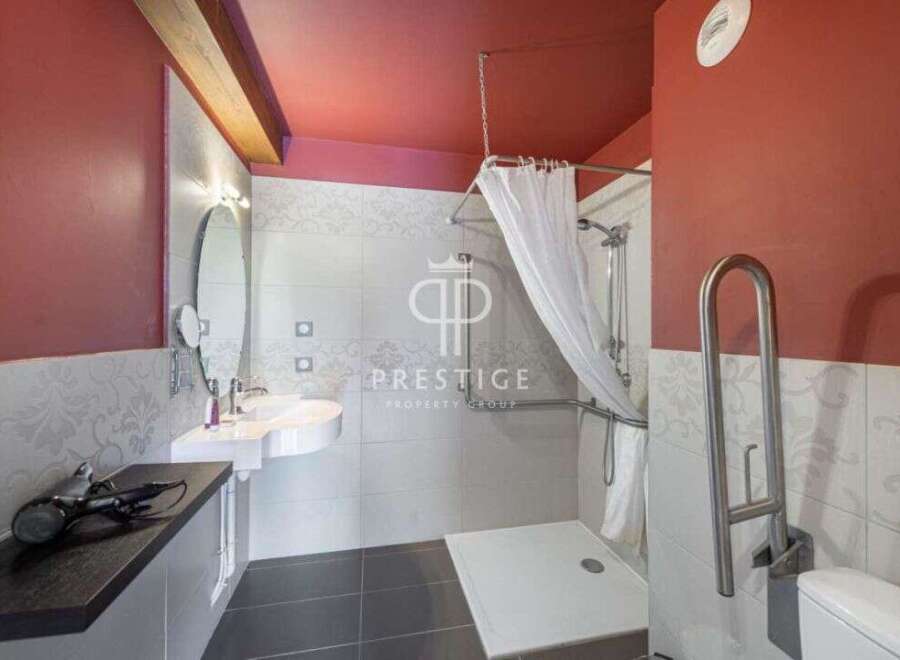 Discover a stylish bathroom with modern amenities.
