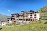 Discover a stunning property nestled in a picturesque mountain setting.