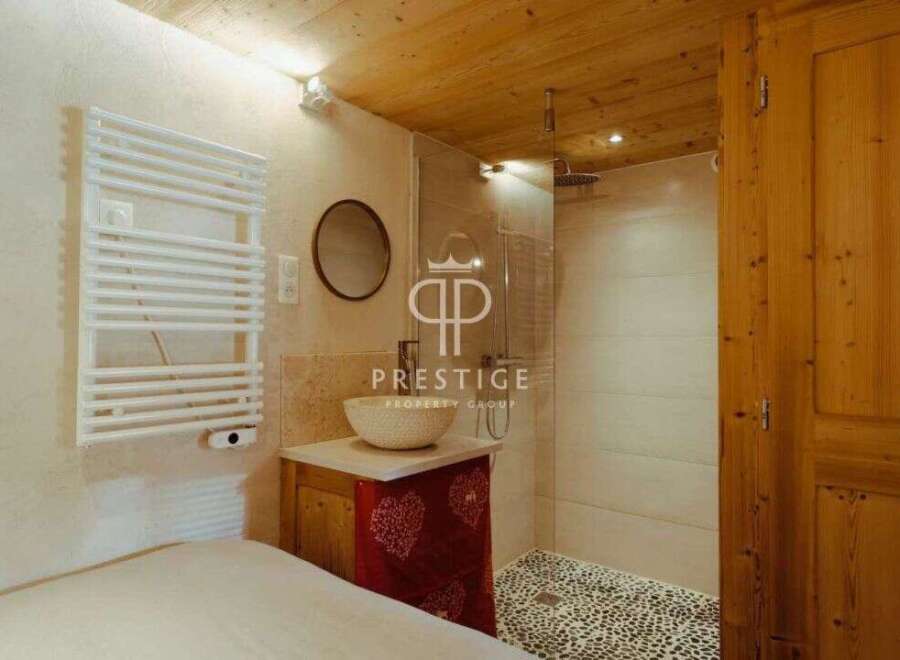 Discover a luxurious bathroom with a modern design.
