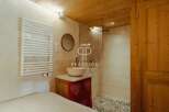 Discover a luxurious bathroom with a modern design.