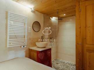 Discover a luxurious bathroom with a modern design.