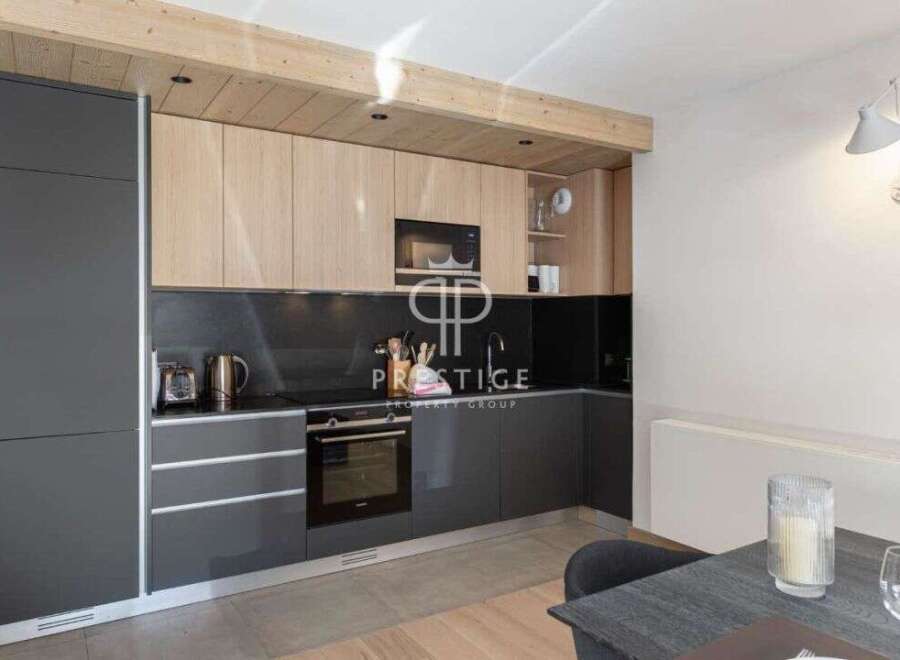 Discover modern elegance in this stunning kitchen.