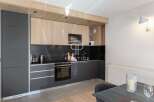 Discover modern elegance in this stunning kitchen.