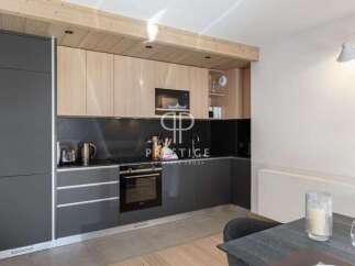 Discover modern elegance in this stunning kitchen.