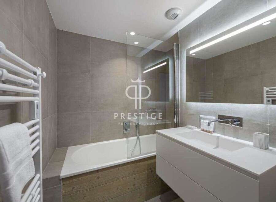 Discover modern luxury in this stunning bathroom.
