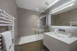 Discover modern luxury in this stunning bathroom.