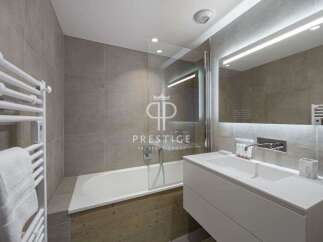 Discover modern luxury in this stunning bathroom.