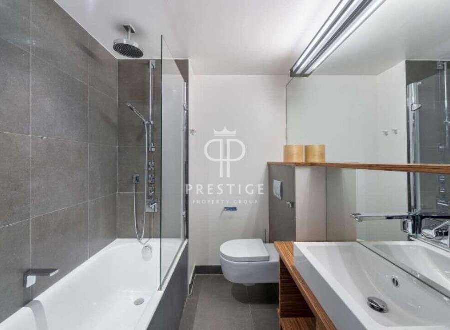 Discover modern luxury in this stunning bathroom.