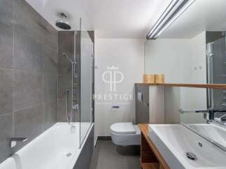 Discover modern luxury in this stunning bathroom.