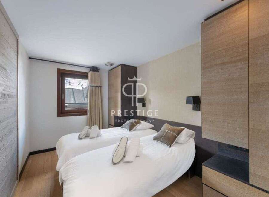 Discover a cozy bedroom with twin beds, perfect for a relaxing stay.