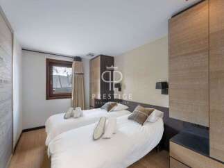 Discover a cozy bedroom with twin beds, perfect for a relaxing stay.