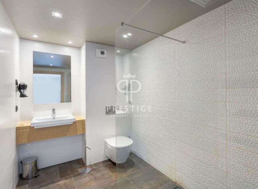 Discover modern elegance in this stunning bathroom.