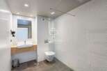 Discover modern elegance in this stunning bathroom.