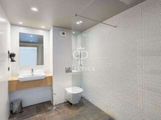 Discover modern elegance in this stunning bathroom.