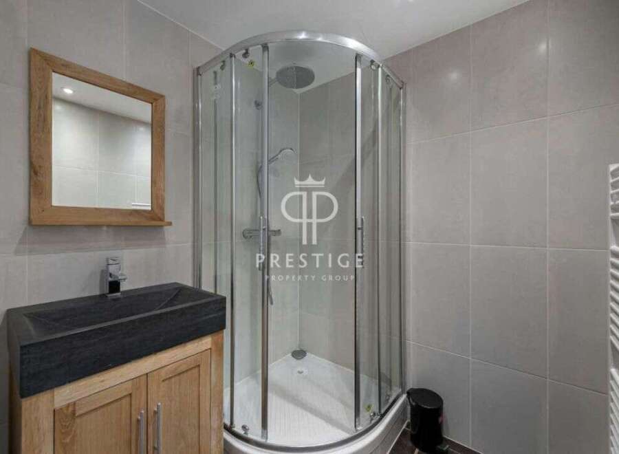 Discover modern elegance in this stunning bathroom.