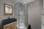 Discover modern elegance in this stunning bathroom.