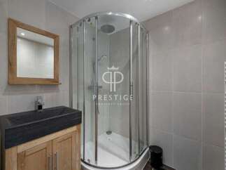 Discover modern elegance in this stunning bathroom.