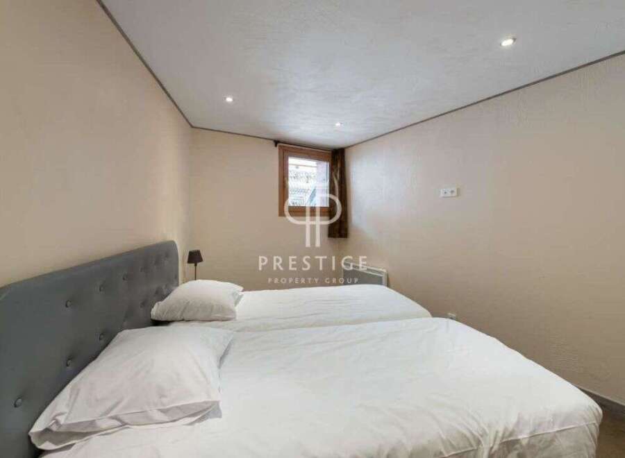 Discover a cozy bedroom featuring two comfortable beds, perfect for a relaxing stay.