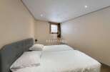 Discover a cozy bedroom featuring two comfortable beds, perfect for a relaxing stay.