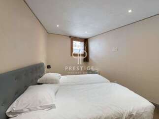 Discover a cozy bedroom featuring two comfortable beds, perfect for a relaxing stay.